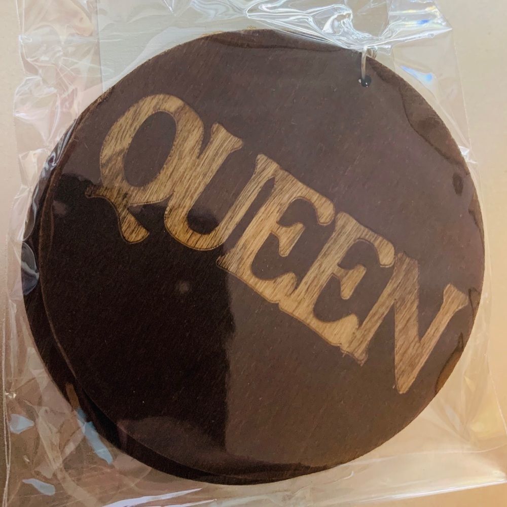NWT Queen wooden earrings